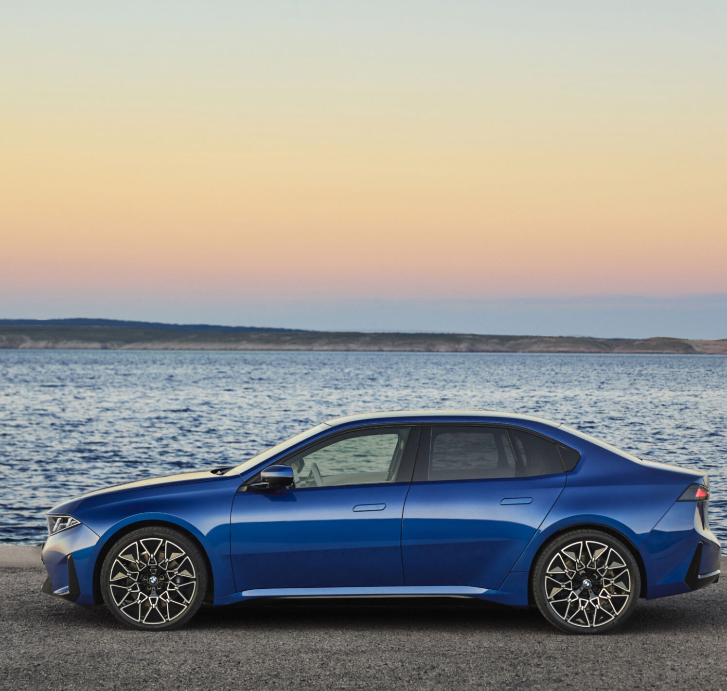 https://autofilter.sk/assets/files/images/3-sedan-2/gallery/P90657674_highRes_the-new-bmw-i3-50-xd.jpg - obrazok