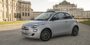 Fiat 500 Hybrid Cabrio: mestská klasika s plátennou strechou a spaľovacím motorom obrazok