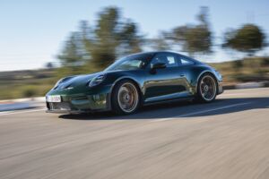 911 GT3 Touring skrýva okruhovú techniku pod nenápadnejšou karosériou
