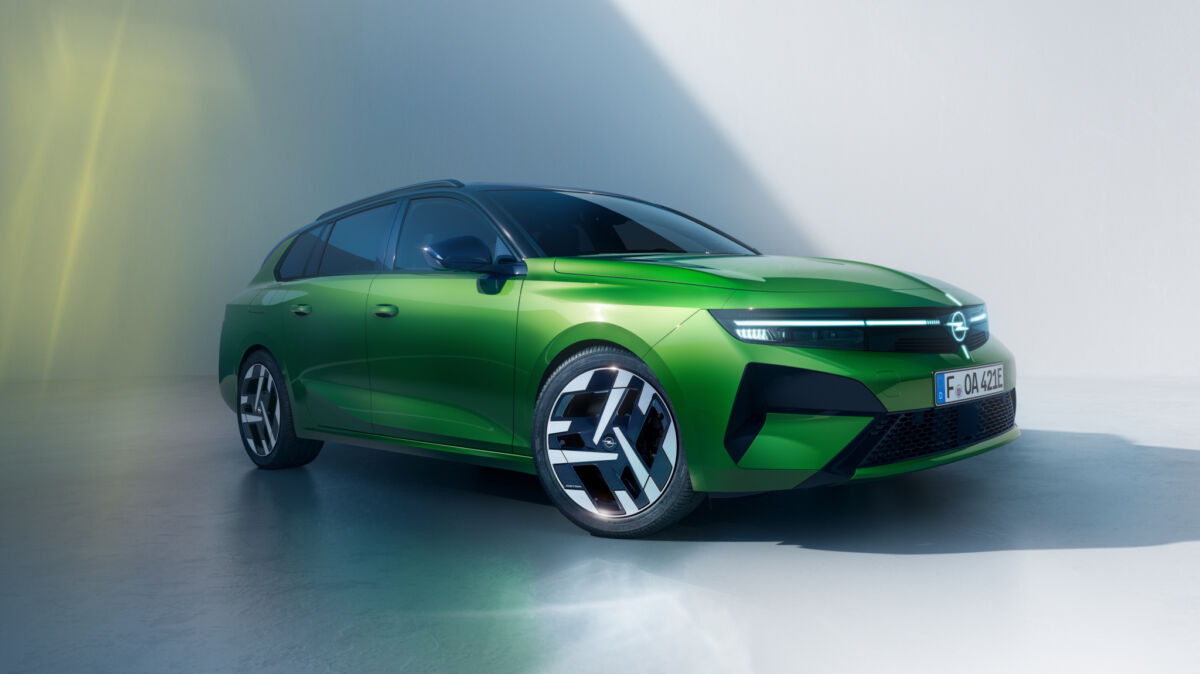 Model - Astra Sports Tourer