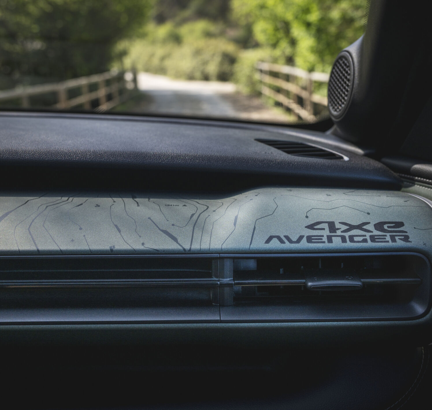 https://autofilter.sk/assets/files/images/avenger/gallery/new-jeep-avenger-4xe15.jpg - obrazok
