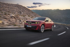 BMW iX4: Elektrické SUV kupé s výkonom až 612 koní a dojazdom 828 kilometrov obrazok