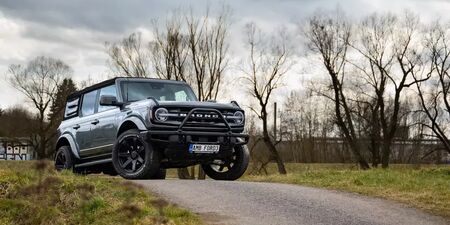 Na terénní Ford Bronco se stojí fronty. Řídili jsme ho a nedivíme se obrazok