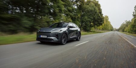 Toyota C-HR+ ponúkne dojazd až 609 km. Kedy a za koľko sa začne predávať na Slovensku? obrazok