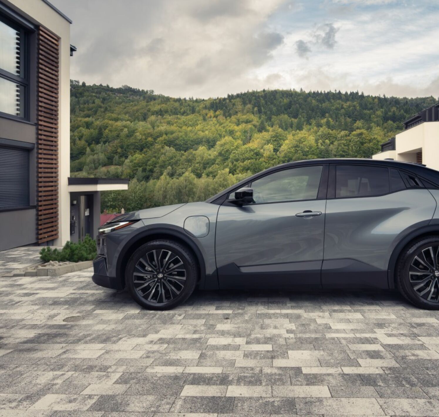 https://autofilter.sk/assets/files/images/c-hr-2/gallery/Toyota_CHR_plus_2025_DSC07157.jpg - obrazok