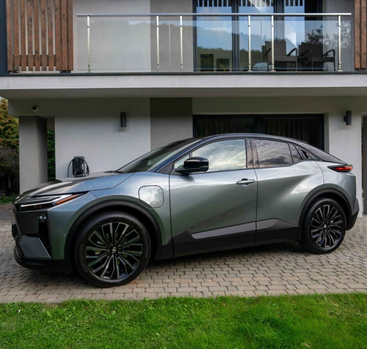 https://autofilter.sk/assets/files/images/c-hr-2/gallery/Toyota_CHR_plus_2025_DSC07343.jpg - obrazok