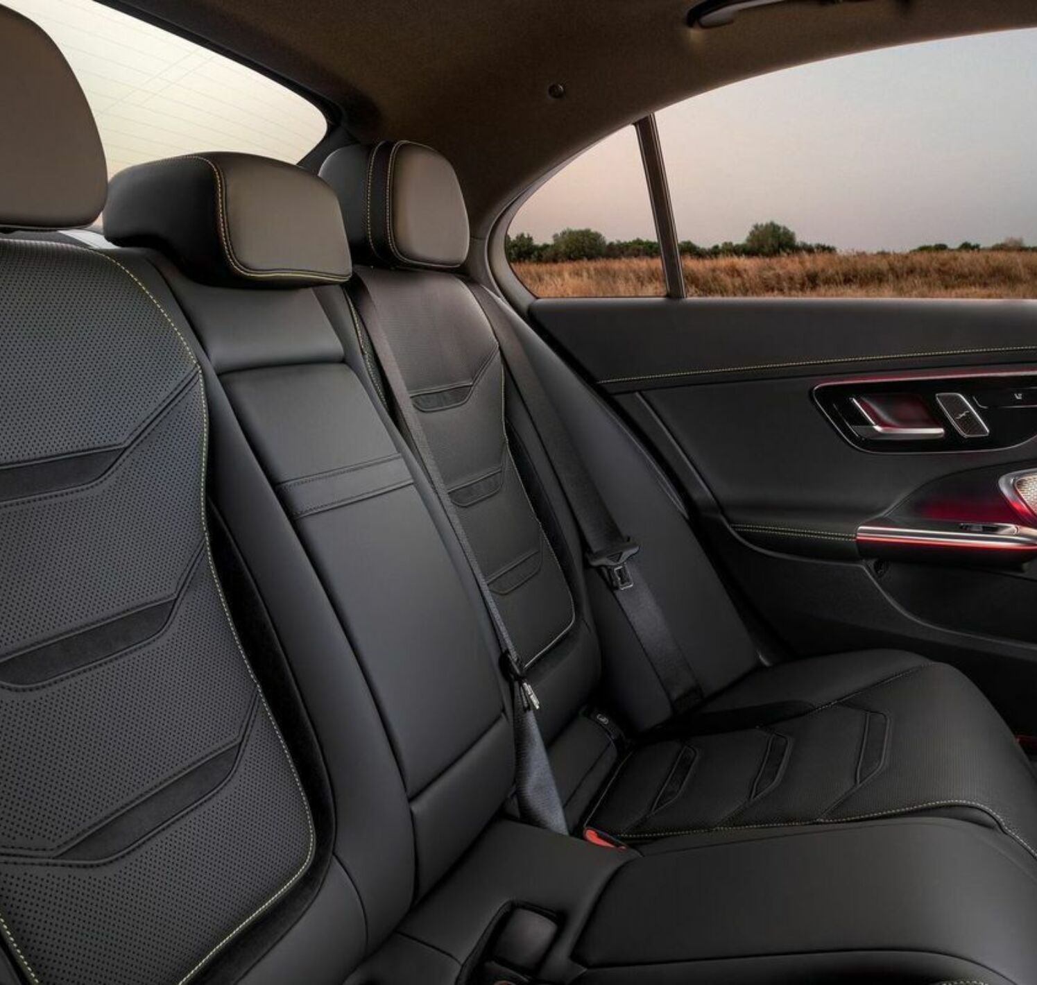 https://autofilter.sk/assets/files/images/c-sedan-amg/gallery/Mercedes-benz-c63-s-amg-e-performance-2022-01-galeria_2025-04-10-210135_scdo.jpg - obrazok