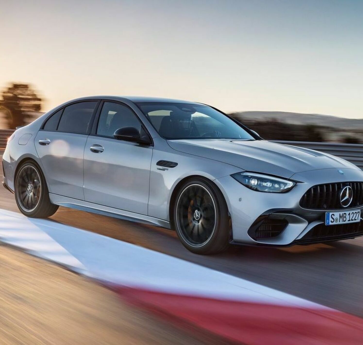 https://autofilter.sk/assets/files/images/c-sedan-amg/gallery/Mercedes-benz-c63-s-amg-e-performance-2022-09-galeria_2025-04-10-210137_zljv.jpg - obrazok