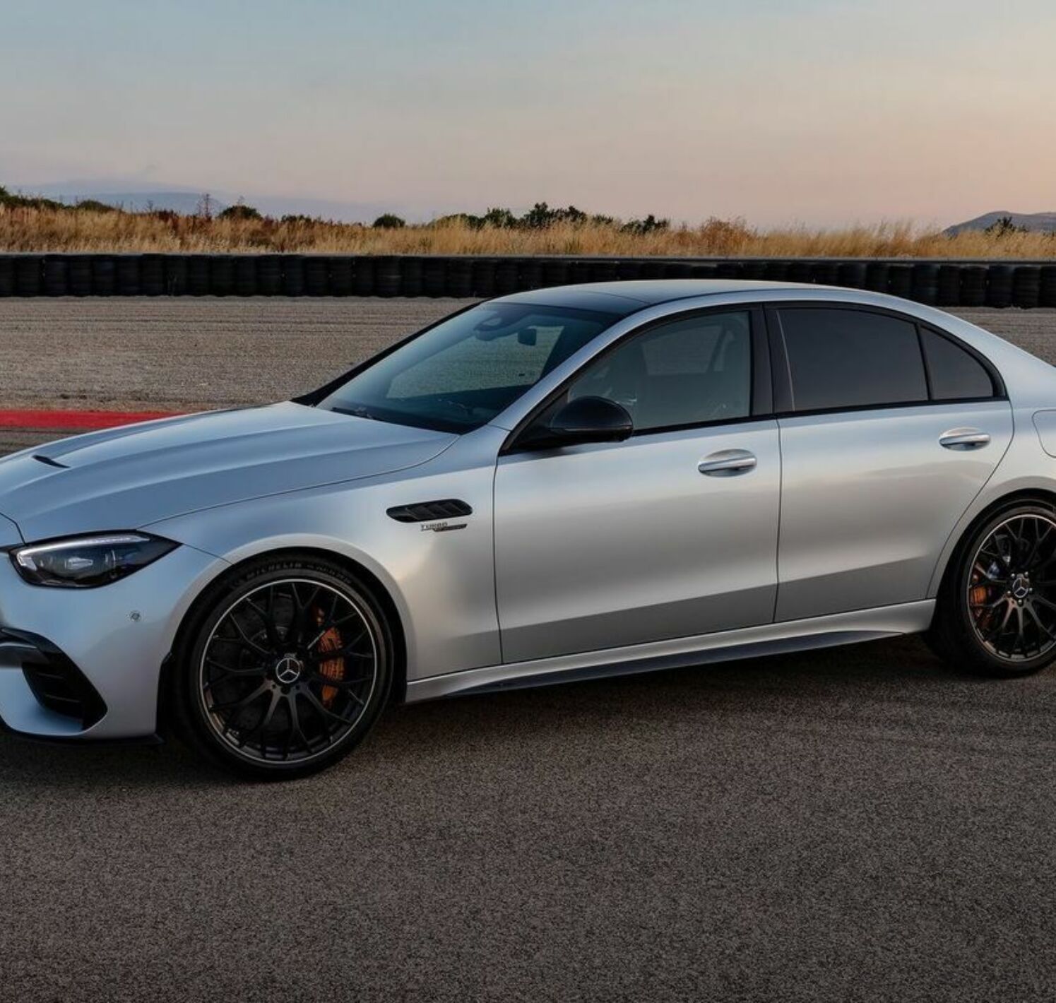 https://autofilter.sk/assets/files/images/c-sedan-amg/gallery/Mercedes-benz-c63-s-amg-e-performance-2022-14-galeria_2025-04-10-210138_qzvn.jpg - obrazok