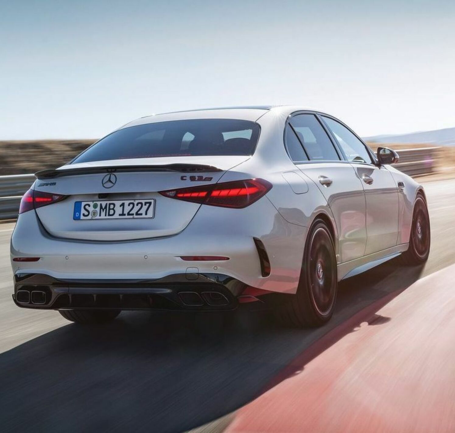 https://autofilter.sk/assets/files/images/c-sedan-amg/gallery/Mercedes-benz-c63-s-amg-e-performance-2022-20-galeria_2025-04-10-210138_xntt.jpg - obrazok