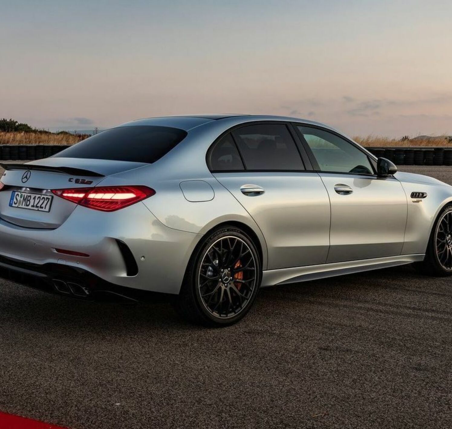 https://autofilter.sk/assets/files/images/c-sedan-amg/gallery/Mercedes-benz-c63-s-amg-e-performance-2022-21-galeria_2025-04-10-210139_imxc.jpg - obrazok