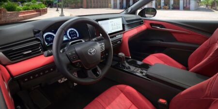 Toyota Camry Hybrid – komfortný sedan s úsporným, ale silným hybridom obrazok