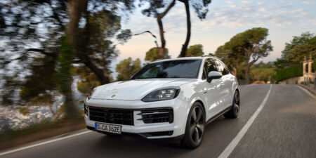 Nové Porsche Cayenne S E-Hybrid: Kombinovaný výkon 519 koní a elektrický dojezd až 90 km obrazok