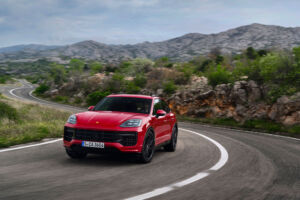 Porsche Cayenne zostáva univerzálnym SUV pre vodiča, ktorý nechce nabíjať