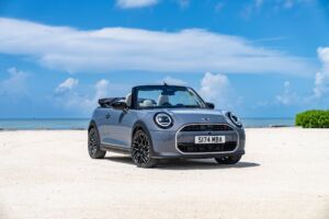 Mini Cooper Cabrio otvára strechu, no praktickosť necháva doma