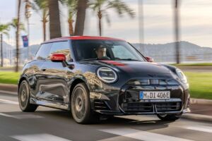 Mini Cooper JCW E je rýchly, no 95 kW nabíjanie ho brzdí na cestách