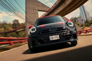 Mini Cooper JCW má 231 koní a kufor na víkend. Kupuje sa srdcom