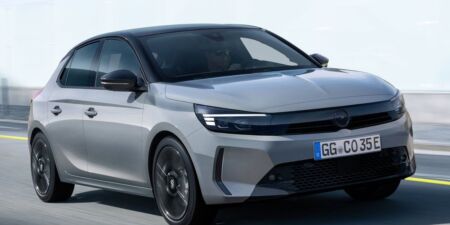 Corsa-e má dve elektrické verzie. Väčšia batéria prináša viac než výkon obrazok