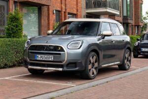 Mini Countryman EV zvládne rodinu aj 462 km. Štvorkolka ukrojí z dojazdu