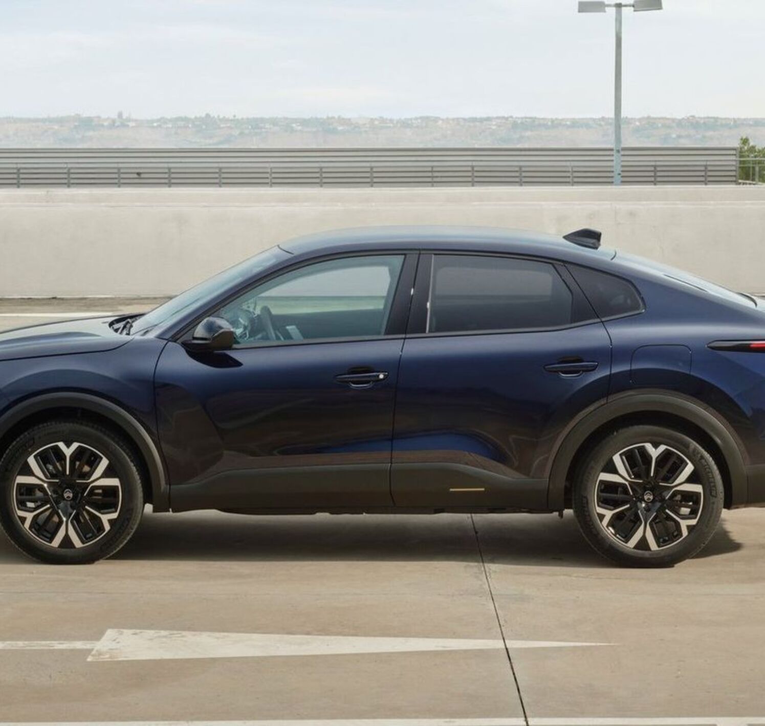 https://autofilter.sk/assets/files/images/e-c4-x/gallery/Citroen-c4-x-2024-02-galeria_2025-04-10-204116_brlh.jpg - obrazok