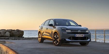 Nabíjanie a reálne používanie ë-C4 podporuje: DC nabíjanie do 100 kW nabitie na 80 % približne za 30 minút 11 kW palubnú nabíjačku pre AC V praxi ide o štandard v triede. Rýchlonabíjanie je dostatočné, no nepatrí medzi najrýchlejšie. Výhodou je jednoduché obrazok