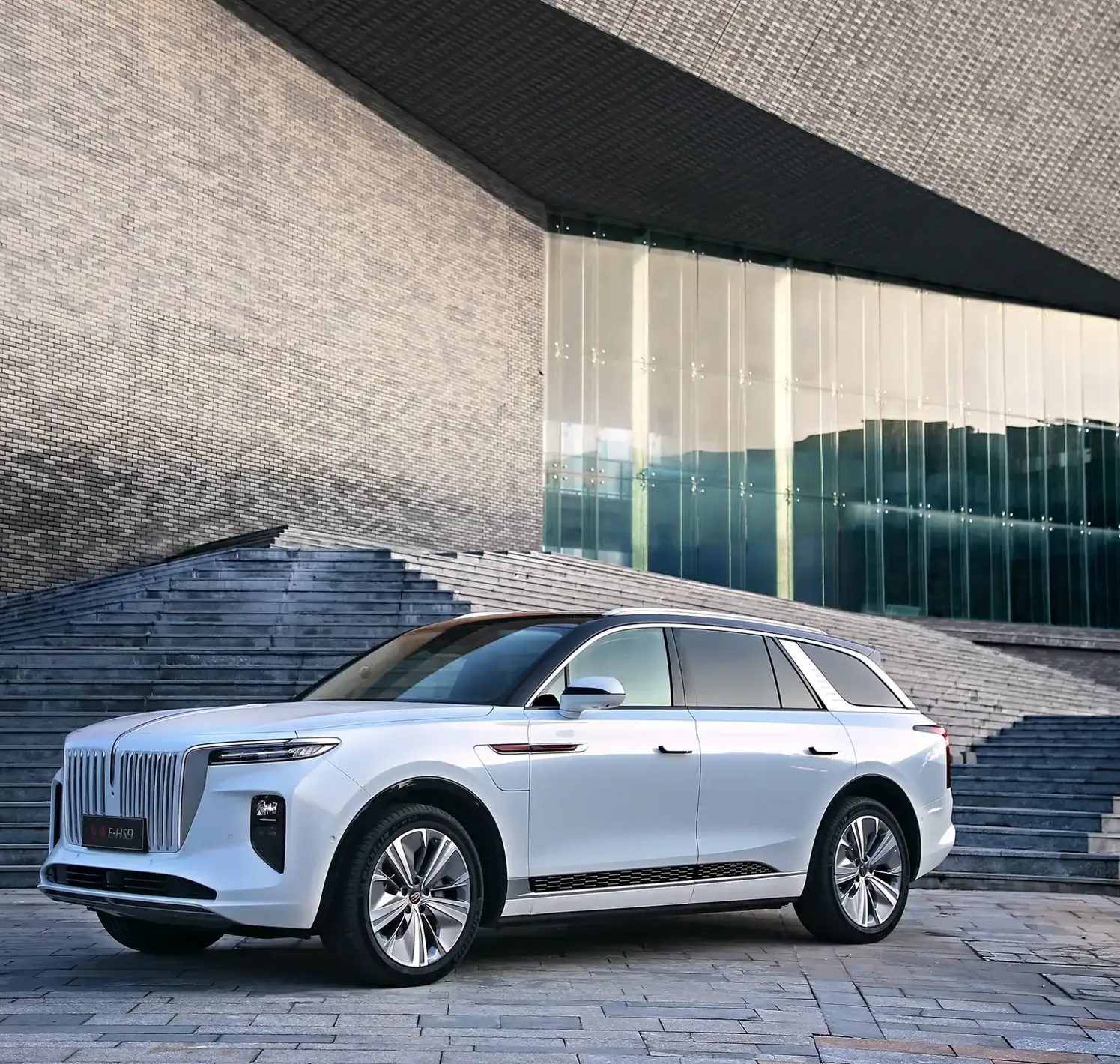 https://autofilter.sk/assets/files/images/e-hs9/gallery/Hongqi-E-HS9-01.webp - obrazok
