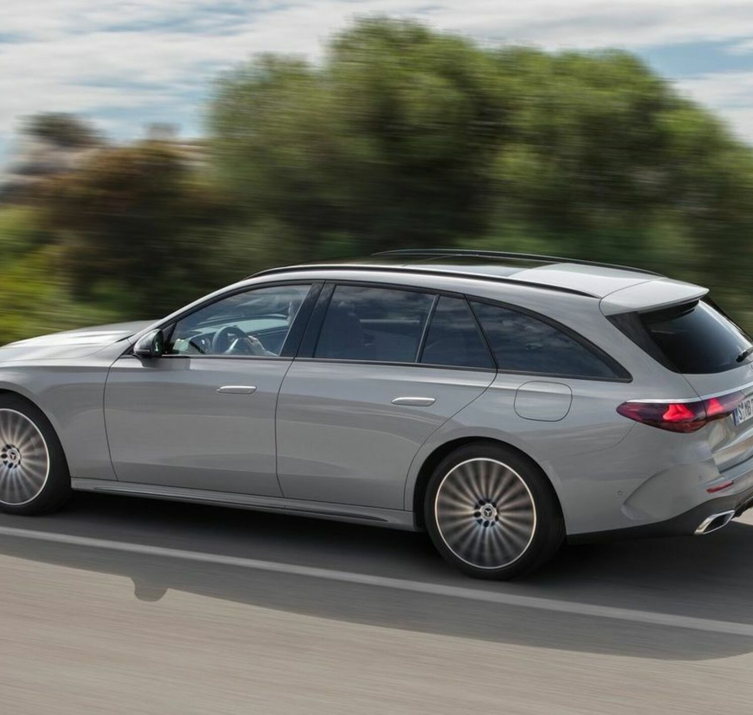 https://autofilter.sk/assets/files/images/e-kombi/gallery/Mercedes-benz-e-class-estate-2023-20-galeria_2025-04-10-210407_psth.jpg - obrazok