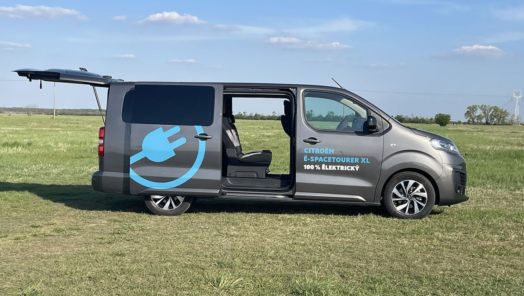Minulosť verzus budúcnosť: Porovnali sme naftový a elektrický Spacetourer obrazok