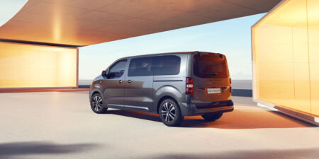 Nový Peugeot e-Traveller prichádza s novou tvárou a lepšou rekuperáciou obrazok