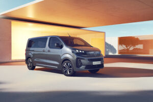 Peugeot e-Traveller jazdí potichu, no batériu treba vybrať podľa služby