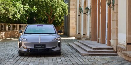 Čínske elektromobily Hongqi EHS7 a EH7 majú európske cenovky. Nabijú sa za 5 min? obrazok