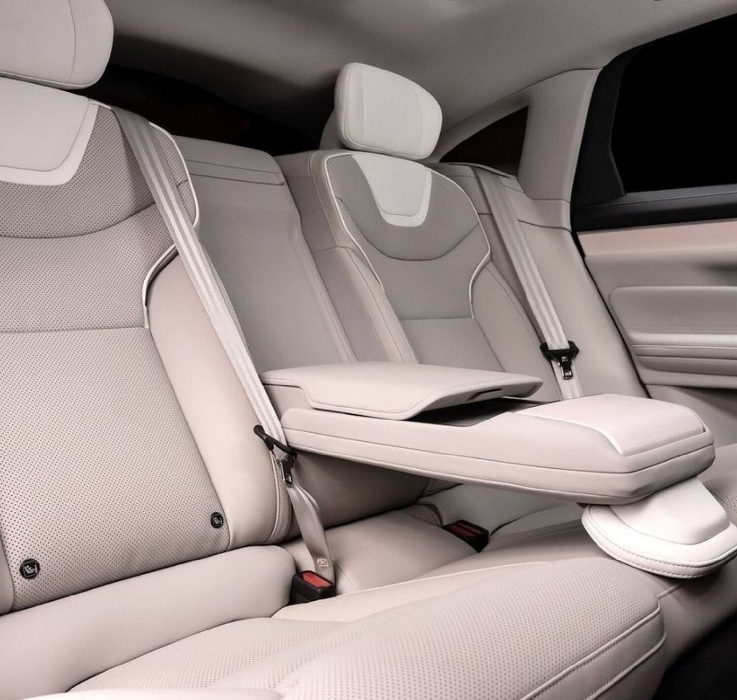 https://autofilter.sk/assets/files/images/es90/gallery/volvo-es90-2025_30-galeria.jpg - obrazok