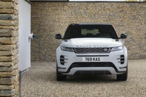 Evoque PHEV vie jazdiť po meste elektricky, bez nabíjania však stráca logiku