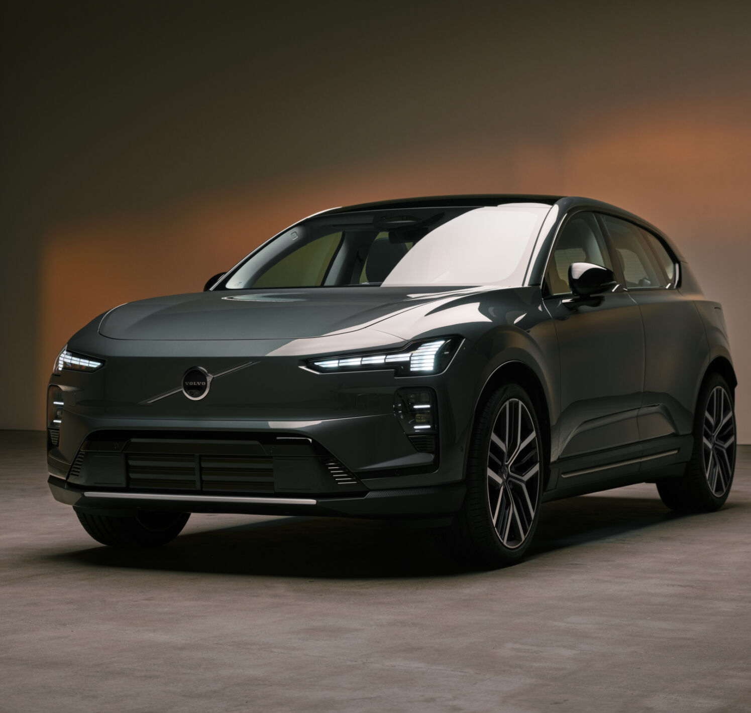 https://autofilter.sk/assets/files/images/ex60/gallery/Volvo_EX60_studio.jpg - obrazok