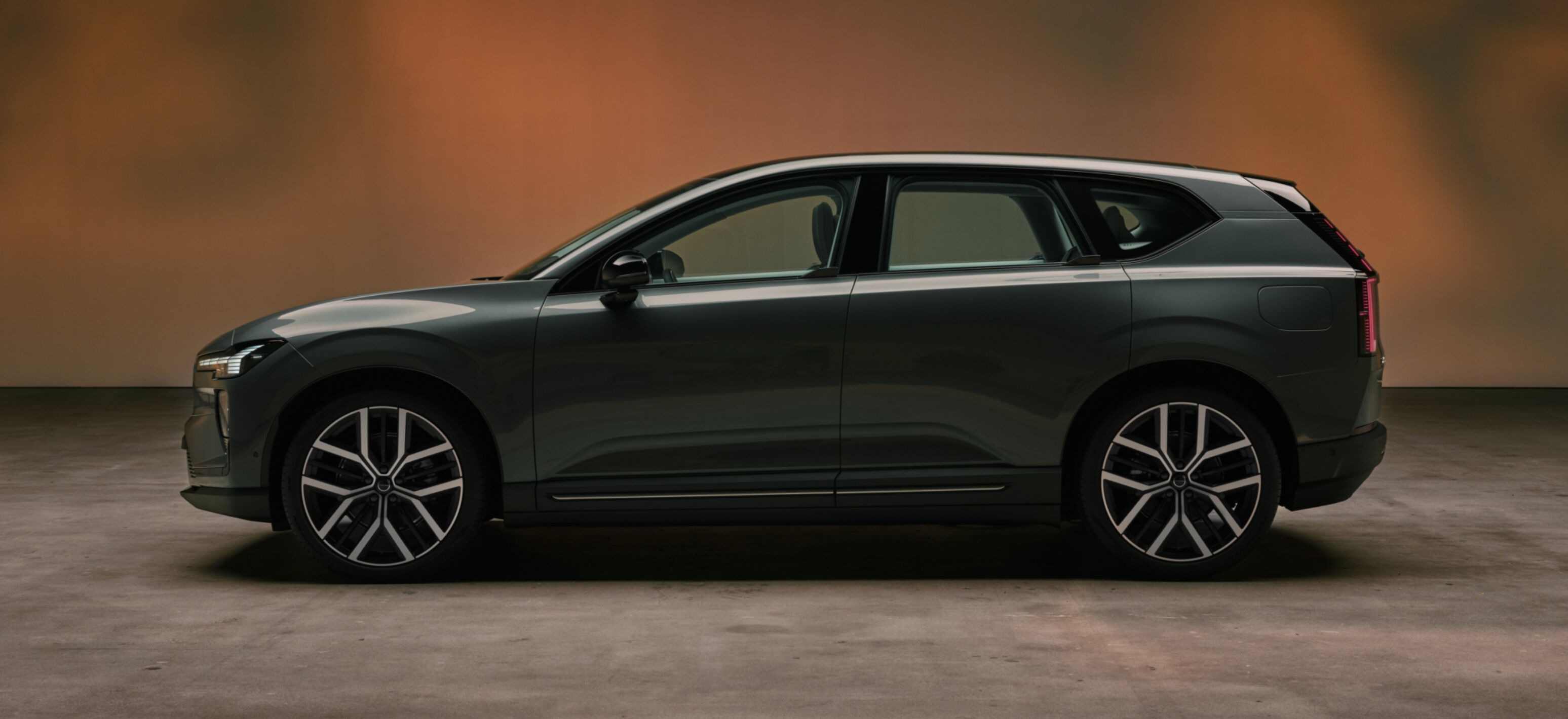 https://autofilter.sk/assets/files/images/ex60/gallery/Volvo_EX60_studio2.jpg - obrazok