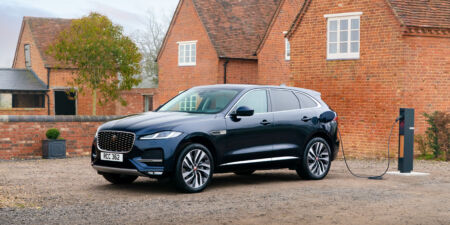 Rýchly a tichý, ale ťažký: Jaguar F-Pace PHEV má jasné podmienky obrazok