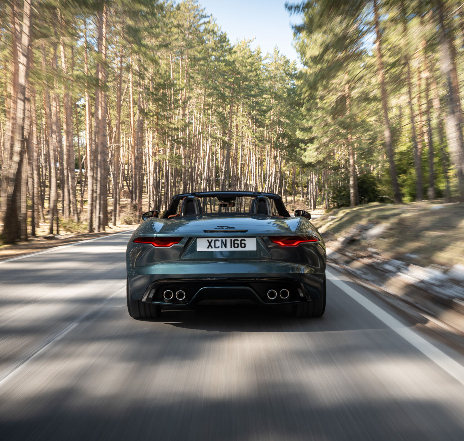 https://autofilter.sk/assets/files/images/f-type-convertible/gallery/Jag-F-TYPE-24-MY-Conv-Exterior-Driving-Rear-March-2023-DSC00505_2025-04-10-205158_gutl.jpg - obrazok
