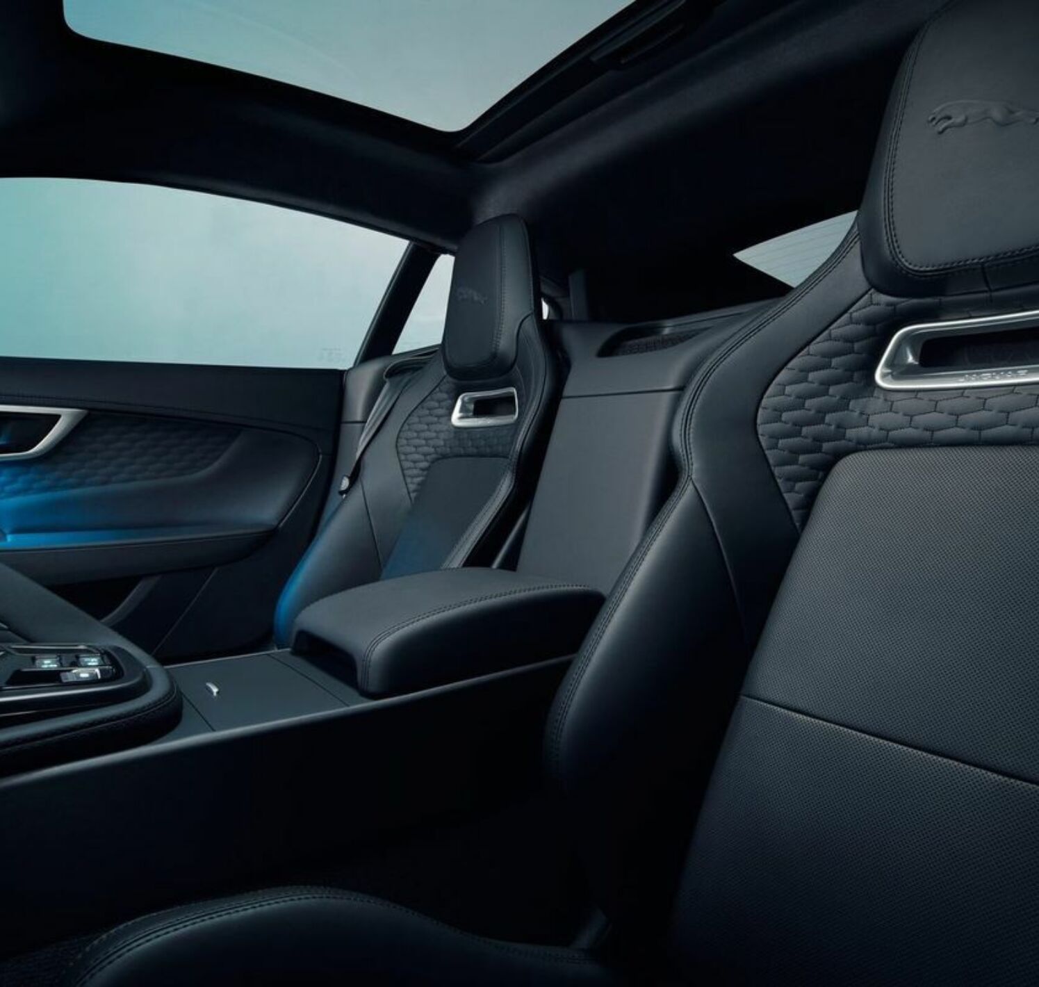 https://autofilter.sk/assets/files/images/f-type/gallery/Jaguar-f-type-2020-galeria_2025-04-10-205138_gacm.jpg - obrazok