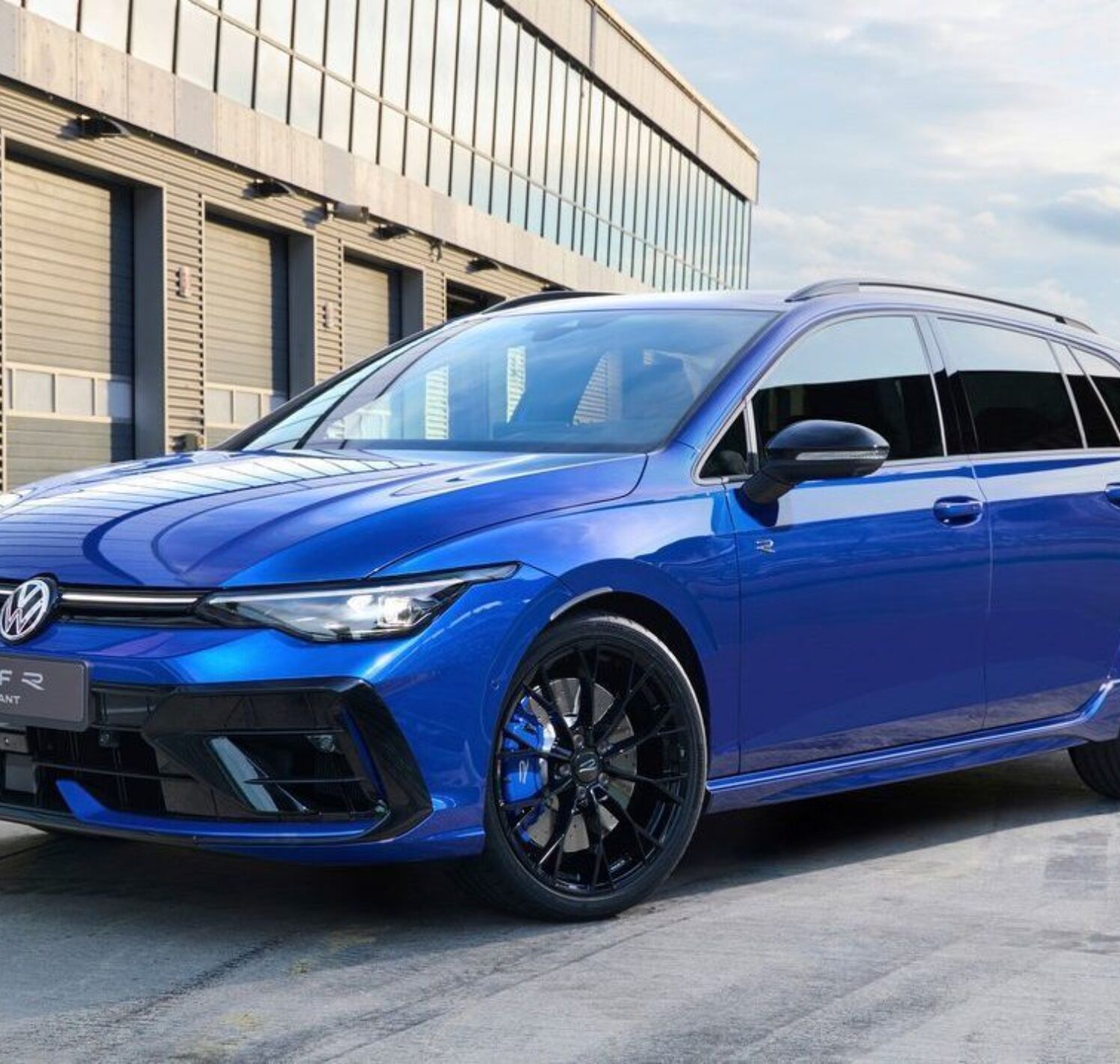 https://autofilter.sk/assets/files/images/golf-r-variant/gallery/Volkswagen-golf-r-variant-2025-1-galeria_2025-04-10-195704_ocek.jpg - obrazok