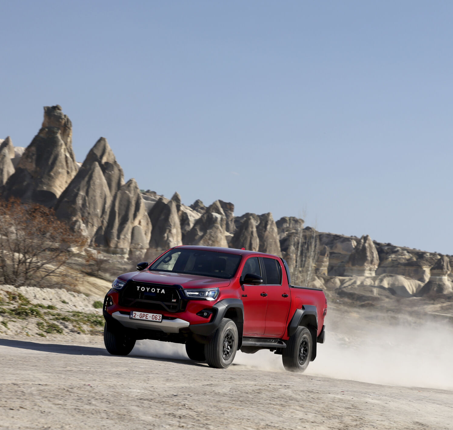 https://autofilter.sk/assets/files/images/hilux-2/gallery/2025_Hilux_GR_Sport_ll_Red_Dynamic_002.jpg - obrazok