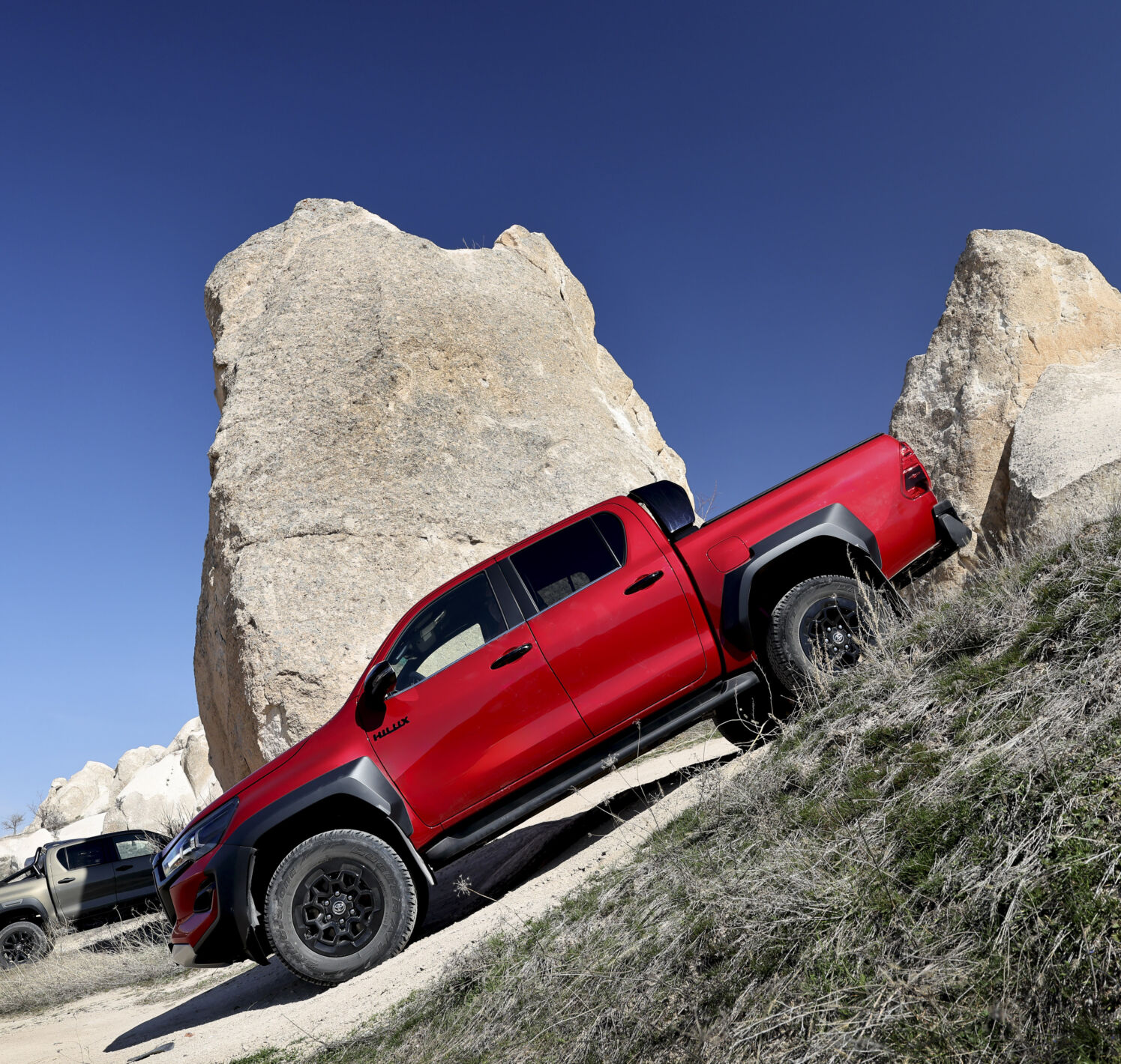 https://autofilter.sk/assets/files/images/hilux-2/gallery/2025_Hilux_GR_Sport_ll_Red_Dynamic_041.jpg - obrazok