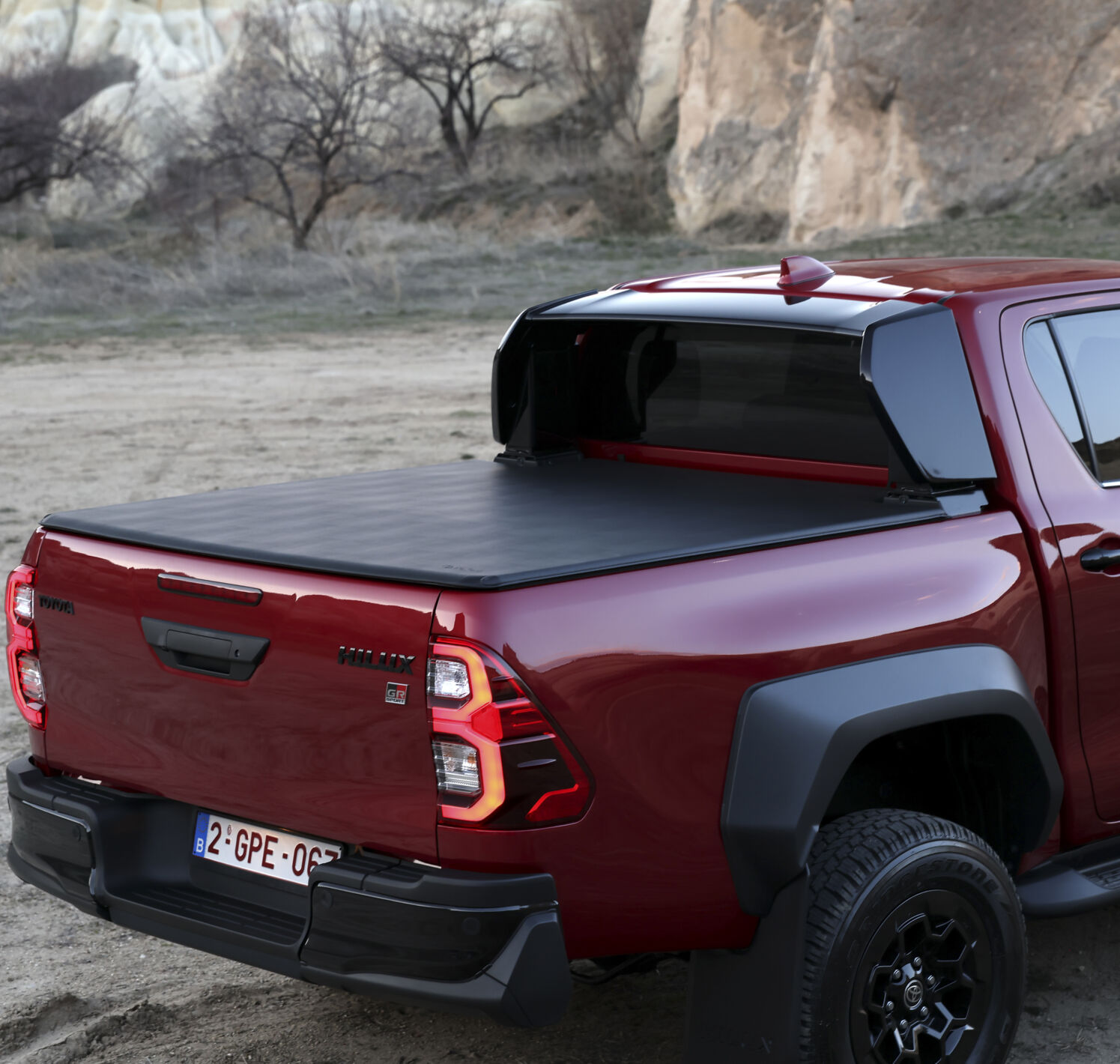 https://autofilter.sk/assets/files/images/hilux-2/gallery/2025_Hilux_GR_Sport_ll_Red__Exterior_015.jpg - obrazok