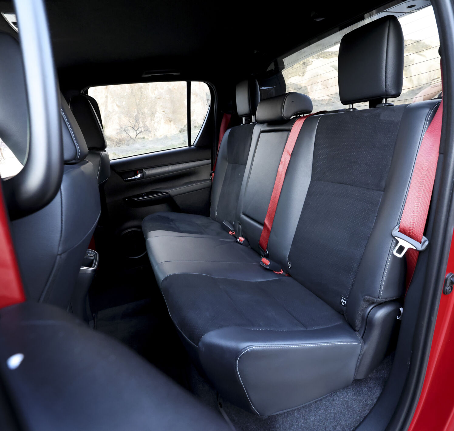 https://autofilter.sk/assets/files/images/hilux-2/gallery/2025_Hilux_GR_Sport_ll_Red__Interior_013.jpg - obrazok