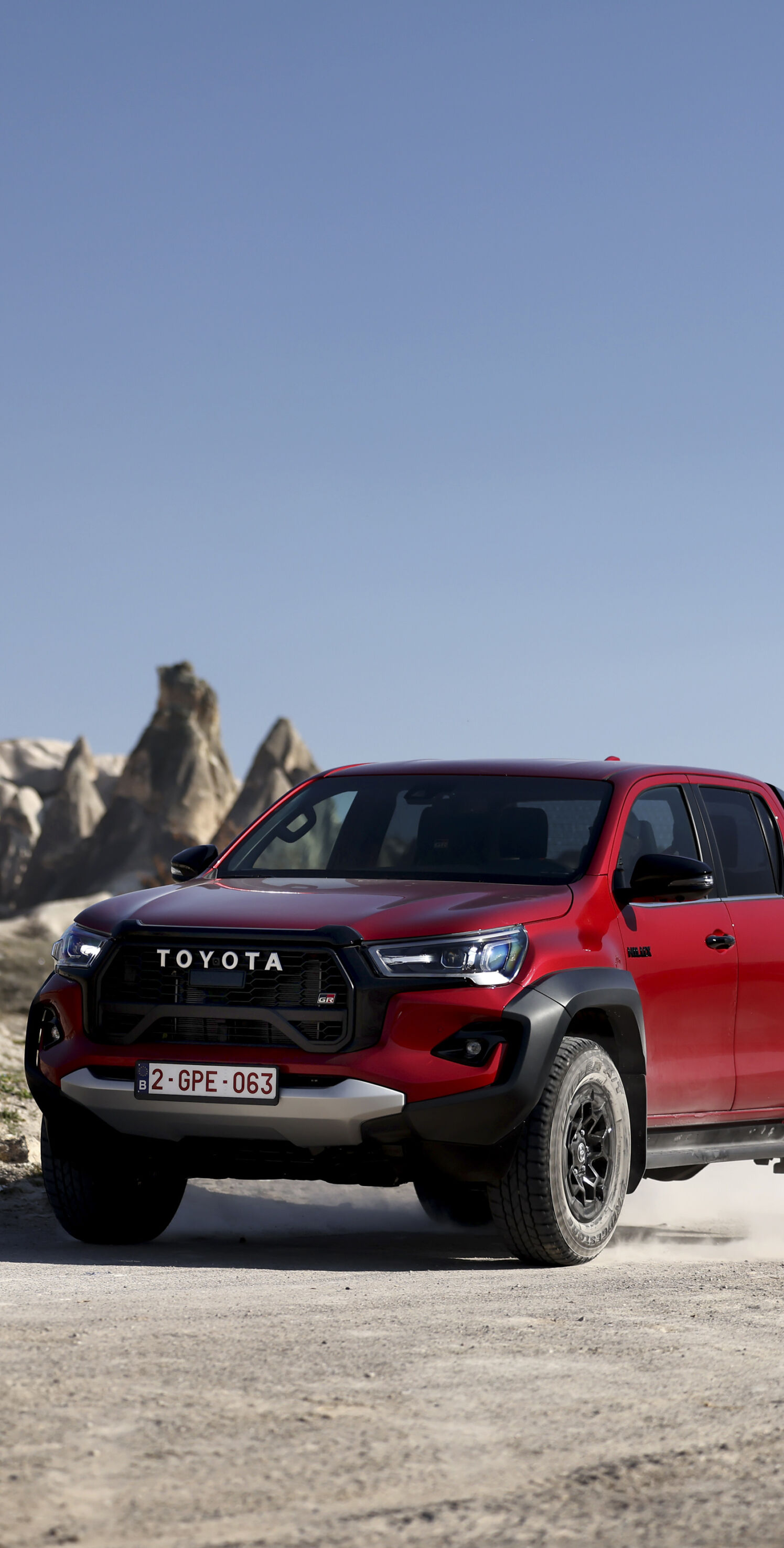https://autofilter.sk/assets/files/images/hilux-2/gallery/2025_Hilux_GR_Sport_ll_Red_Dynamic_005.jpg - obrazok