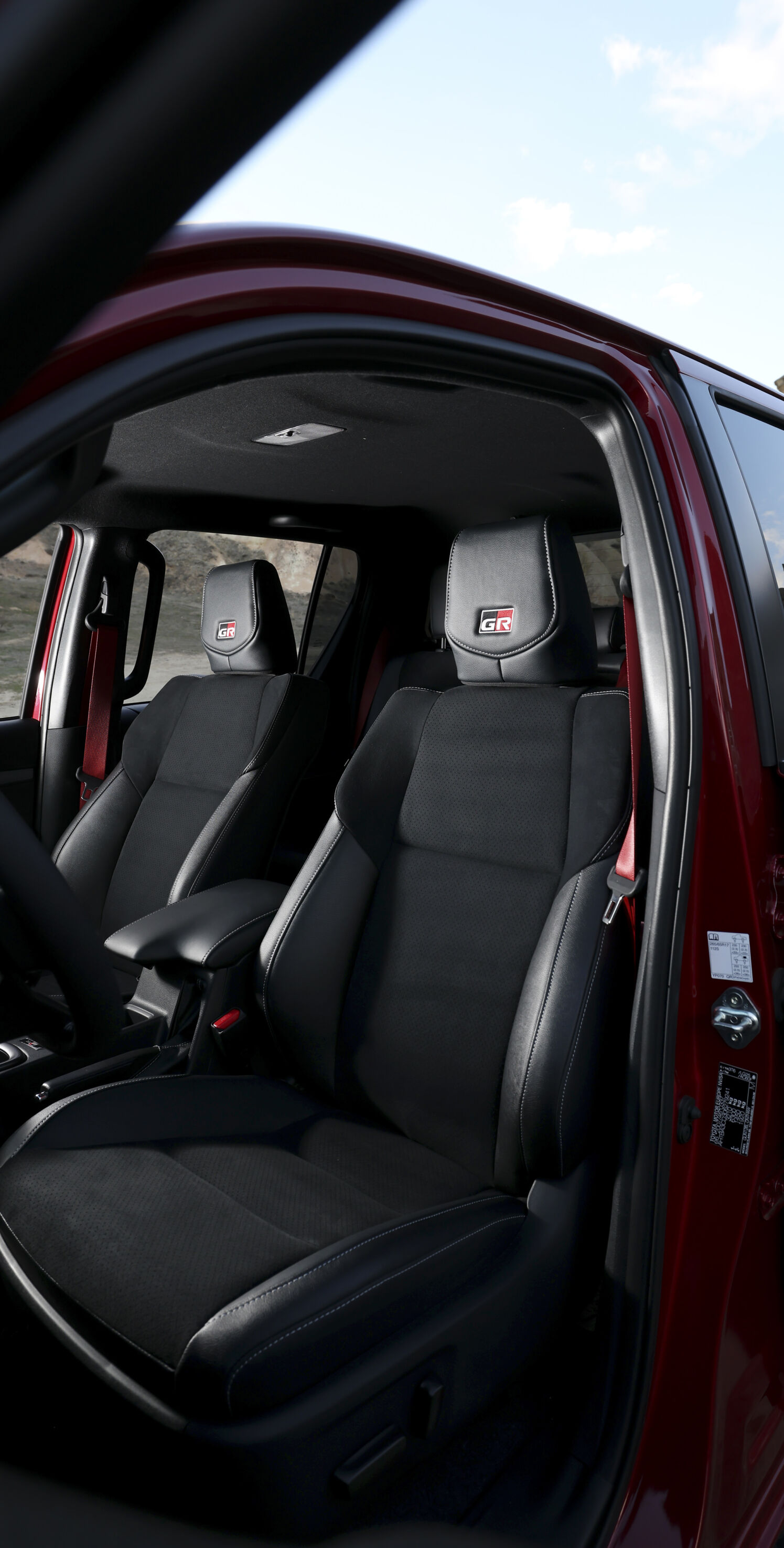 https://autofilter.sk/assets/files/images/hilux-2/gallery/2025_Hilux_GR_Sport_ll_Red__Interior_012.jpg - obrazok