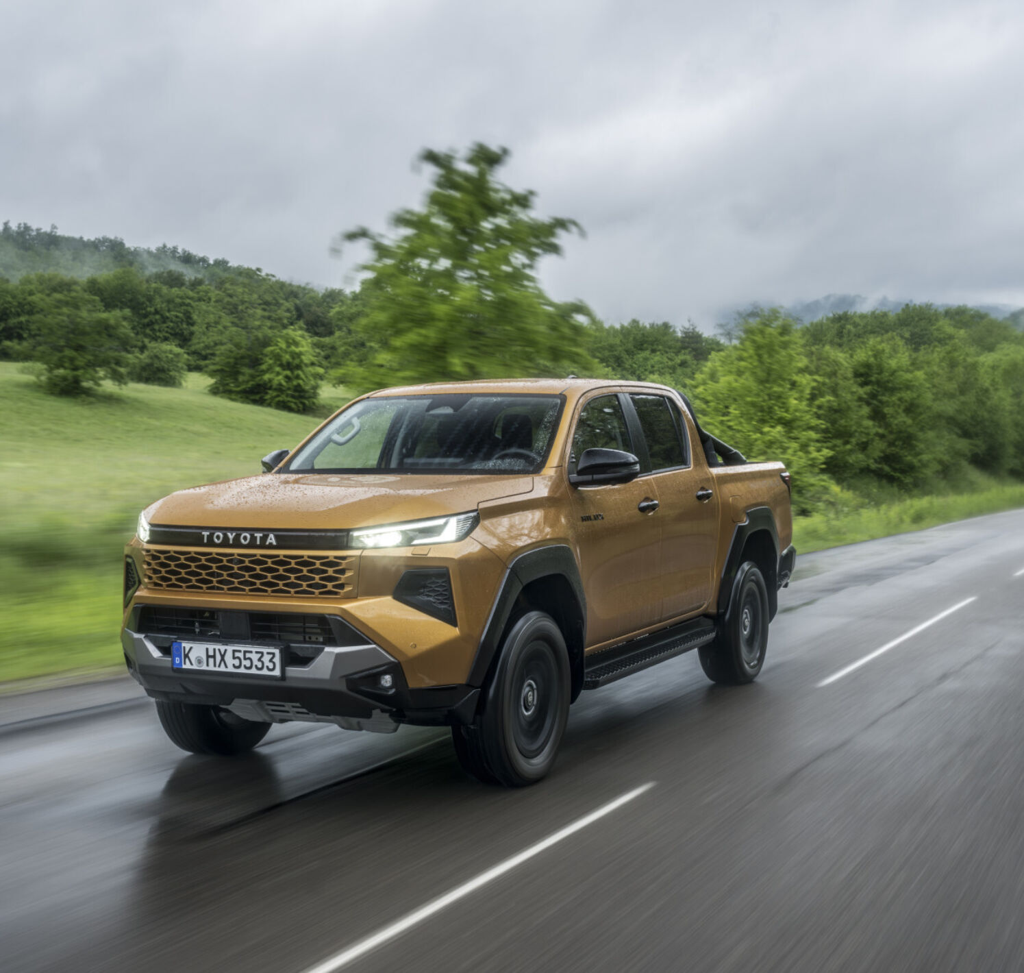 https://autofilter.sk/assets/files/images/hilux-bev-2/gallery/1920_2026_hiluxhybrid48v_invincible_sulphuryellow_dynamic_004.jpg - obrazok