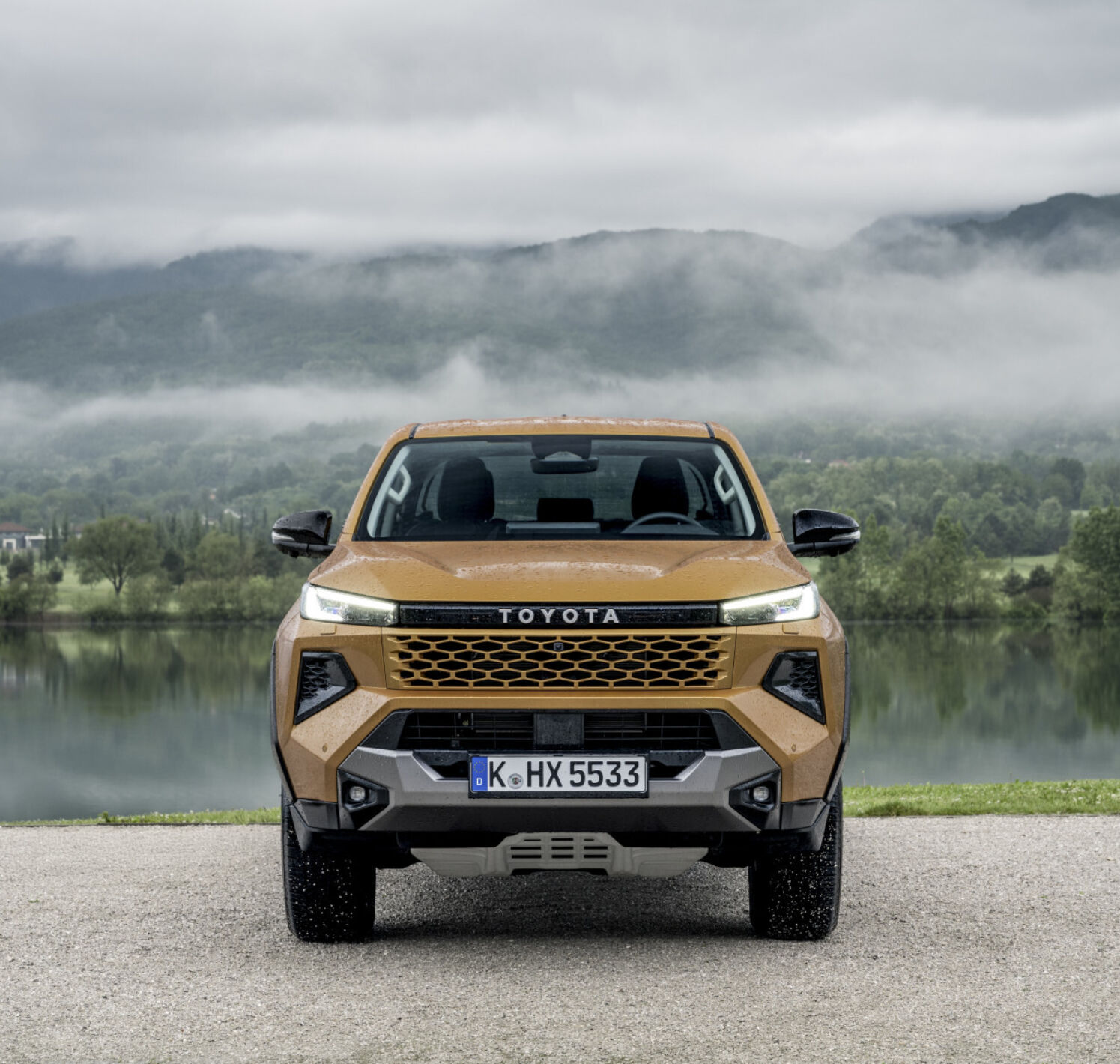 https://autofilter.sk/assets/files/images/hilux-bev-2/gallery/1920_2026_hiluxhybrid48v_invincible_sulphuryellow_static_003.jpg - obrazok