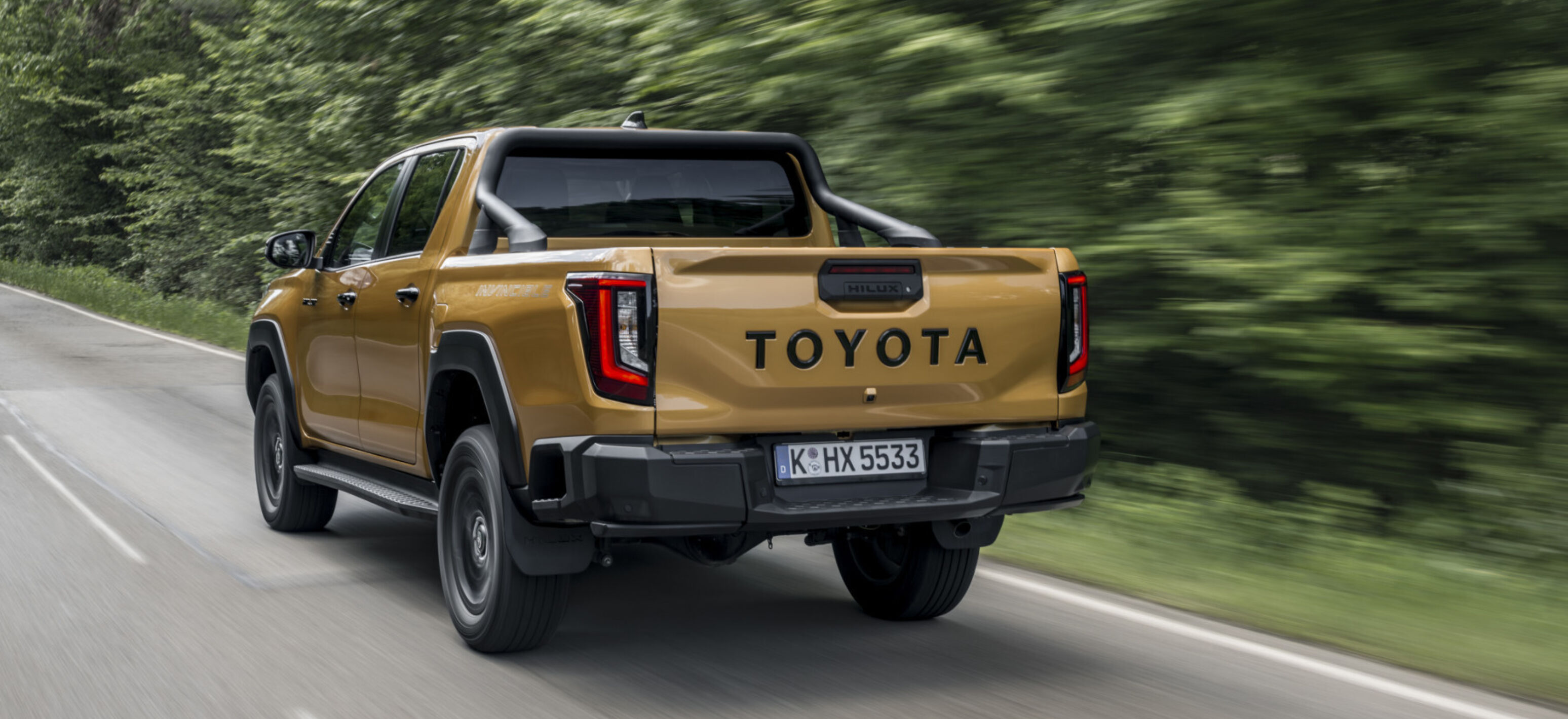 https://autofilter.sk/assets/files/images/hilux-bev-2/gallery/1920_2026_hiluxhybrid48v_invincible_sulphuryellow_dynamic_010.jpg - obrazok
