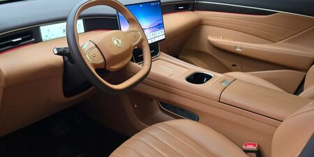 Dongfeng HUGE PHEV: Veľké rodinné SUV s 30 kWh batériou a bohatou výbavou obrazok
