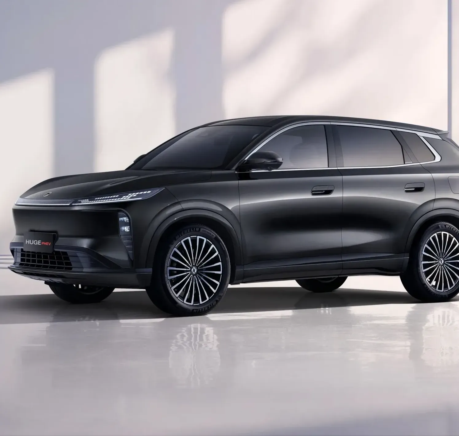 https://autofilter.sk/assets/files/images/huge-phev/gallery/HUGE_phev_black-scaled.webp - obrazok